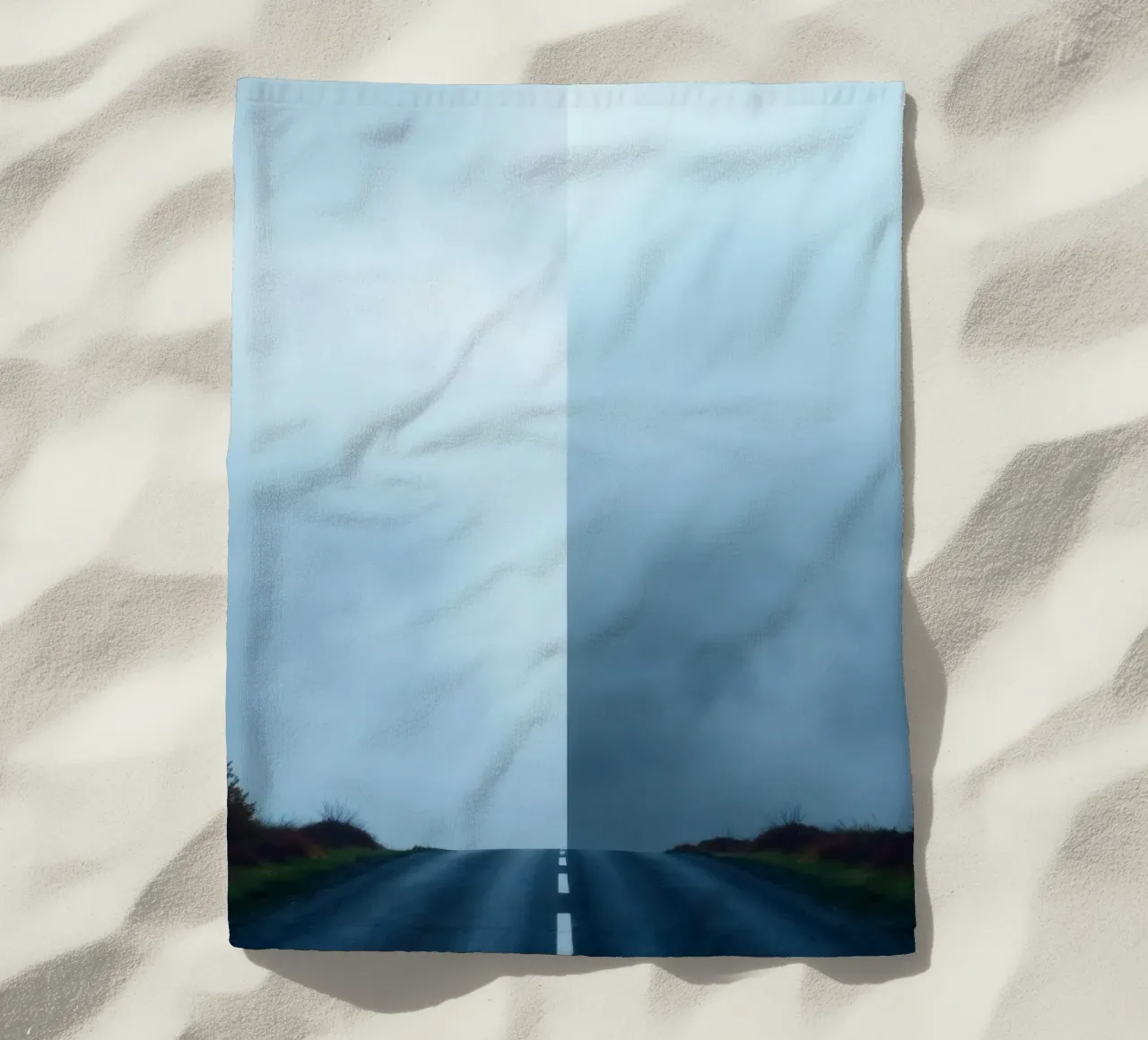 la strada si inoltra nella nebbia, con il verde su entrambi i lati telo mare da DesignDoodle