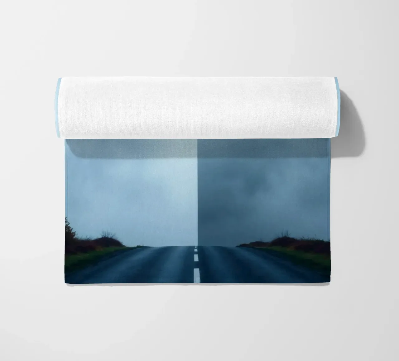 la strada si inoltra nella nebbia, con il verde su entrambi i lati telo mare da DesignDoodle