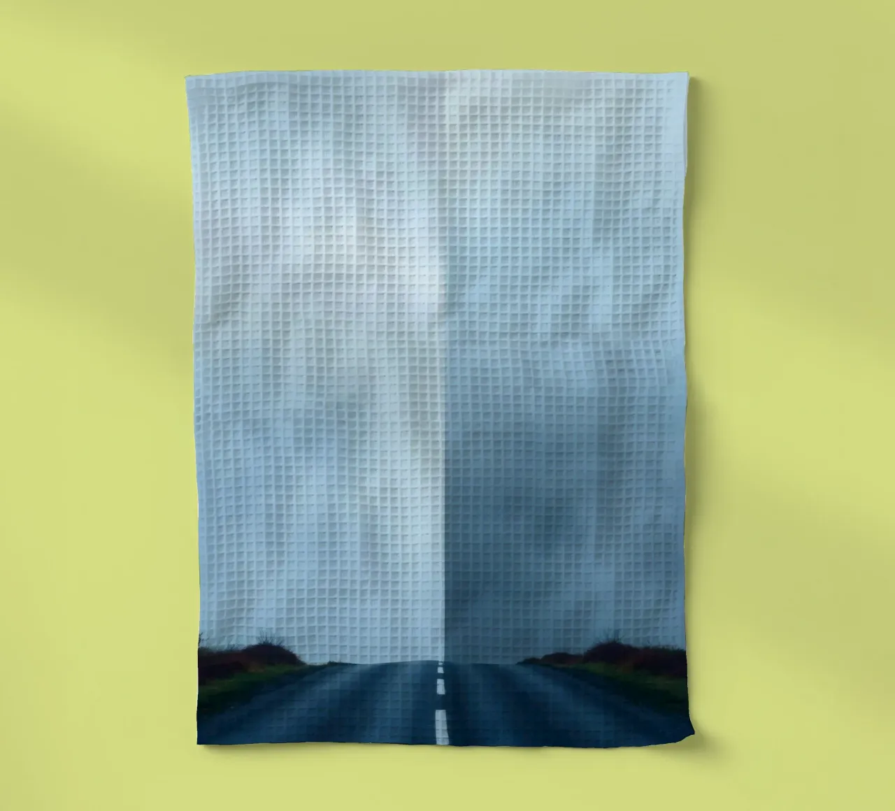 la route mène à une distance brumeuse avec de la verdure des deux côtés torchon de DesignDoodle