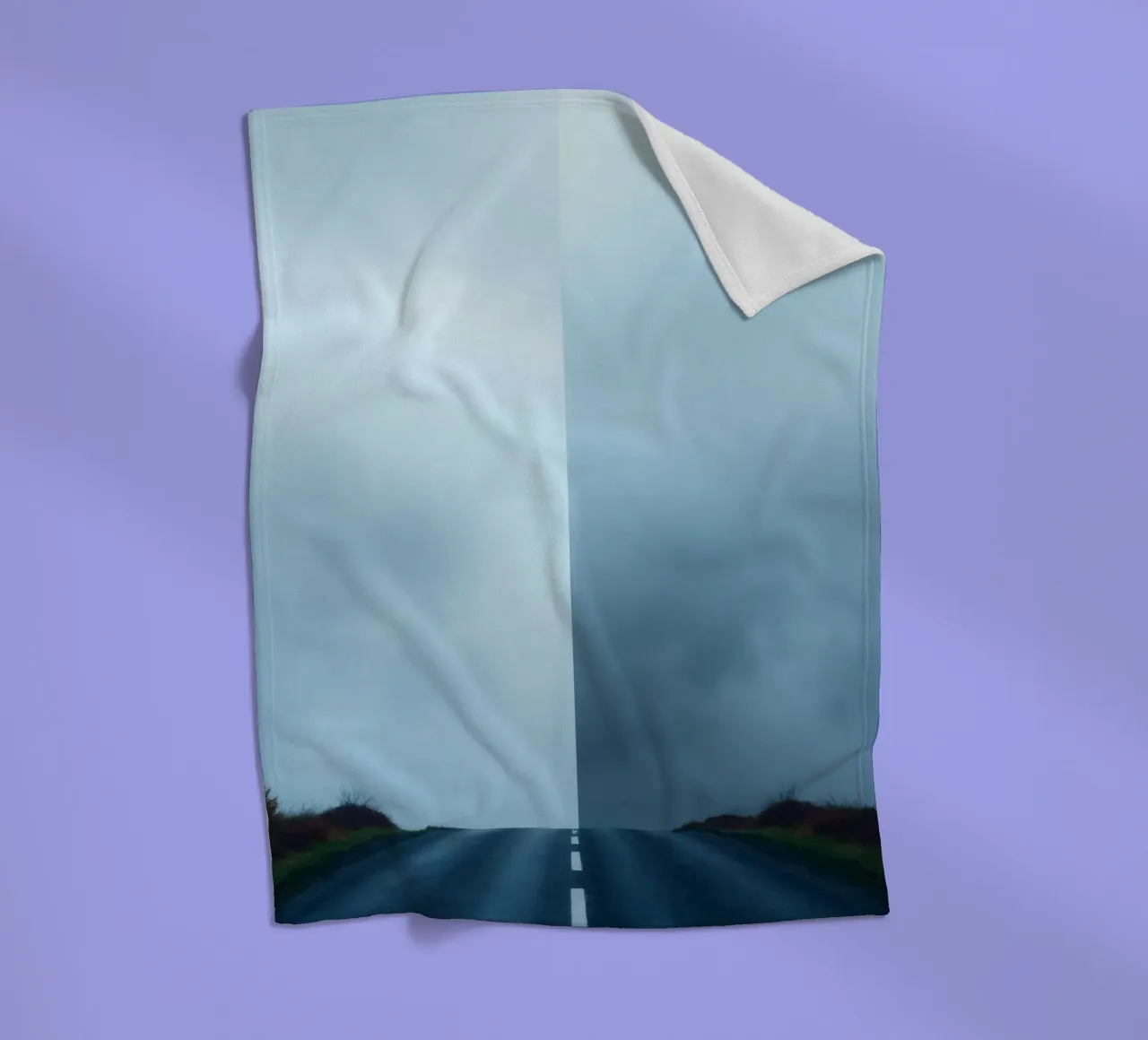 la strada si inoltra nella nebbia, con il verde su entrambi i lati coperta in pile da DesignDoodle