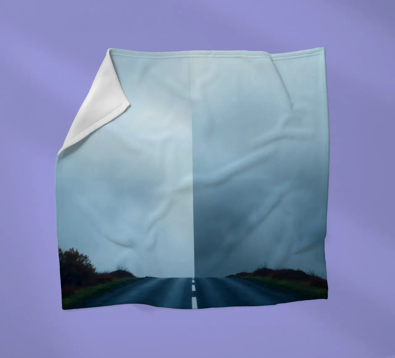la strada si inoltra nella nebbia, con il verde su entrambi i lati coperta in pile da DesignDoodle