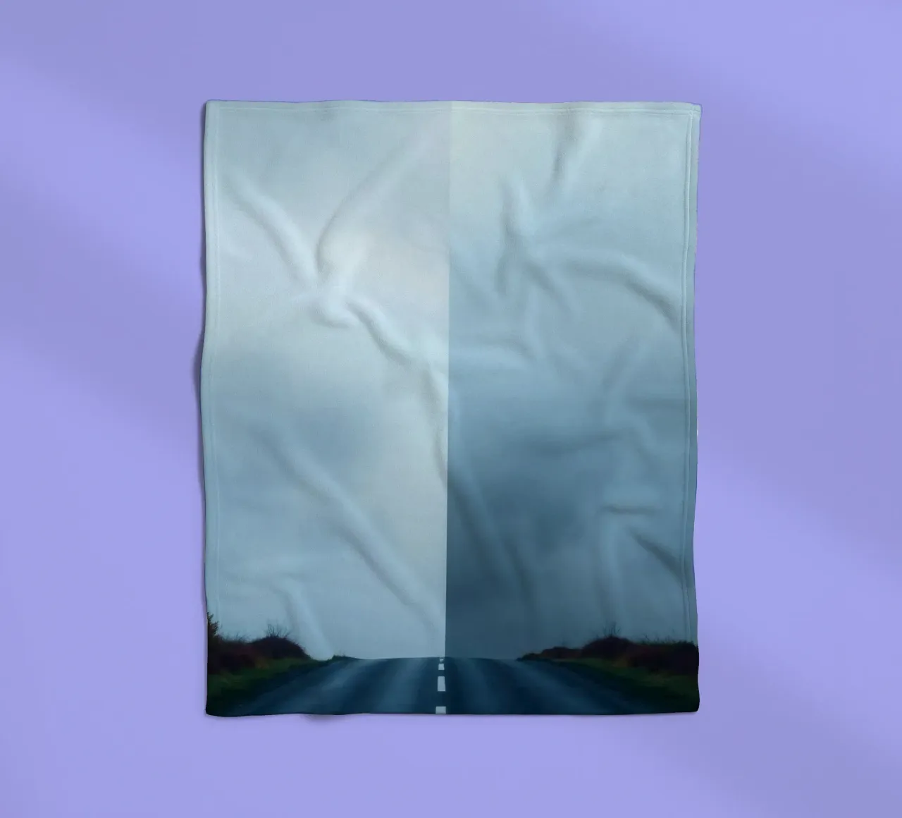 la strada si inoltra nella nebbia, con il verde su entrambi i lati coperta in pile da DesignDoodle