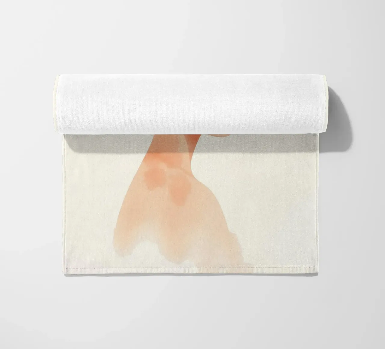 donna dai lineamenti morbidi e dai capelli chiari con uno stile minimalista telo mare da DesignDoodle