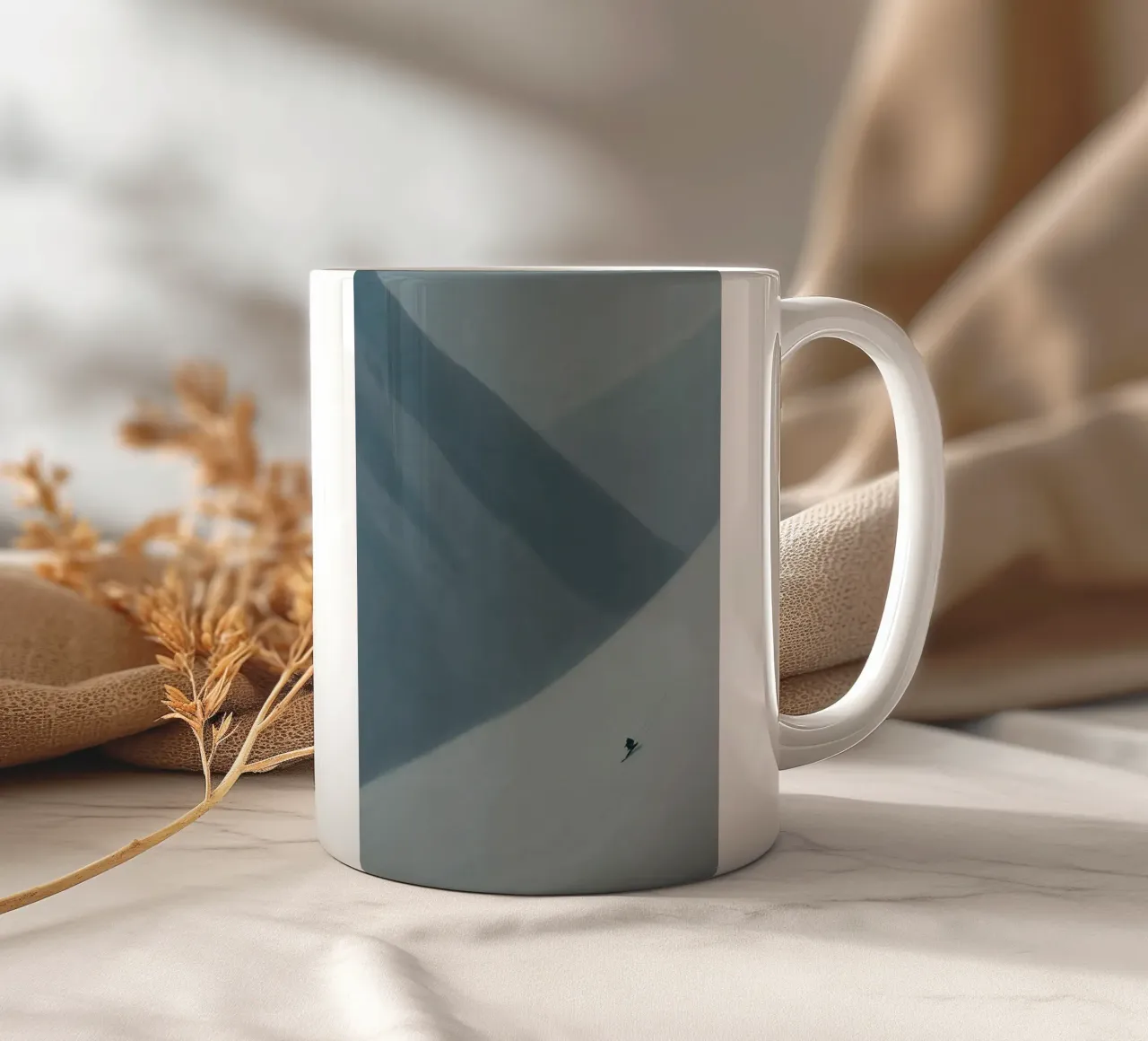Abstract Blue Gray Skier tazza in ceramica da Mosaic Dialogue