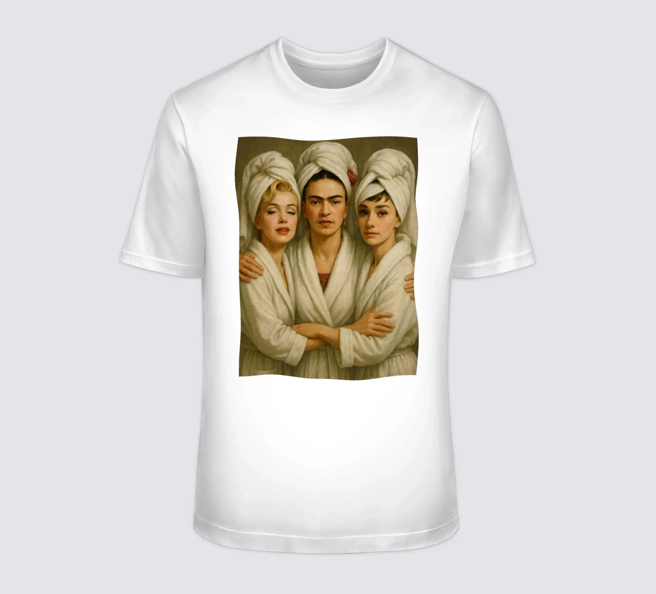 Marilyn Monroe Frida Kahlo Audrey Hepburn in accappatoio t-shirt da ARTOMATIC