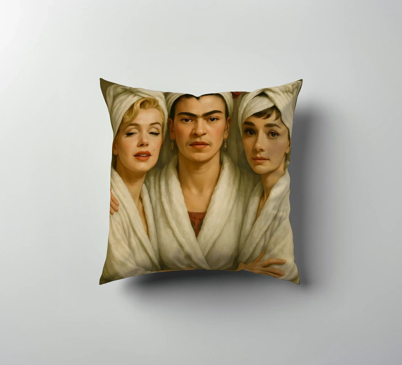 Marilyn Monroe Frida Kahlo Audrey Hepburn in accappatoio cuscino da ARTOMATIC
