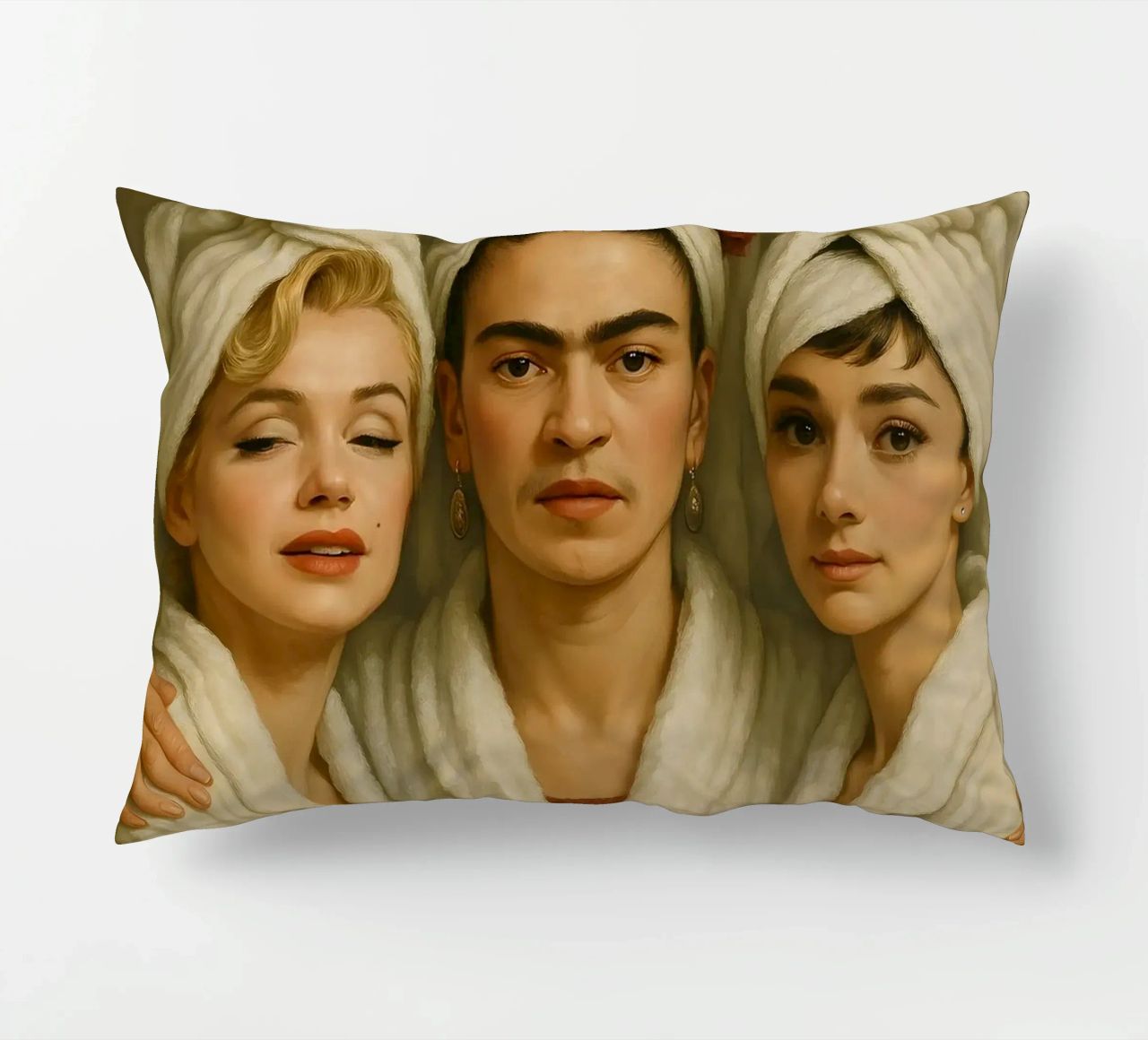 Marilyn Monroe Frida Kahlo Audrey Hepburn in accappatoio cuscino da ARTOMATIC