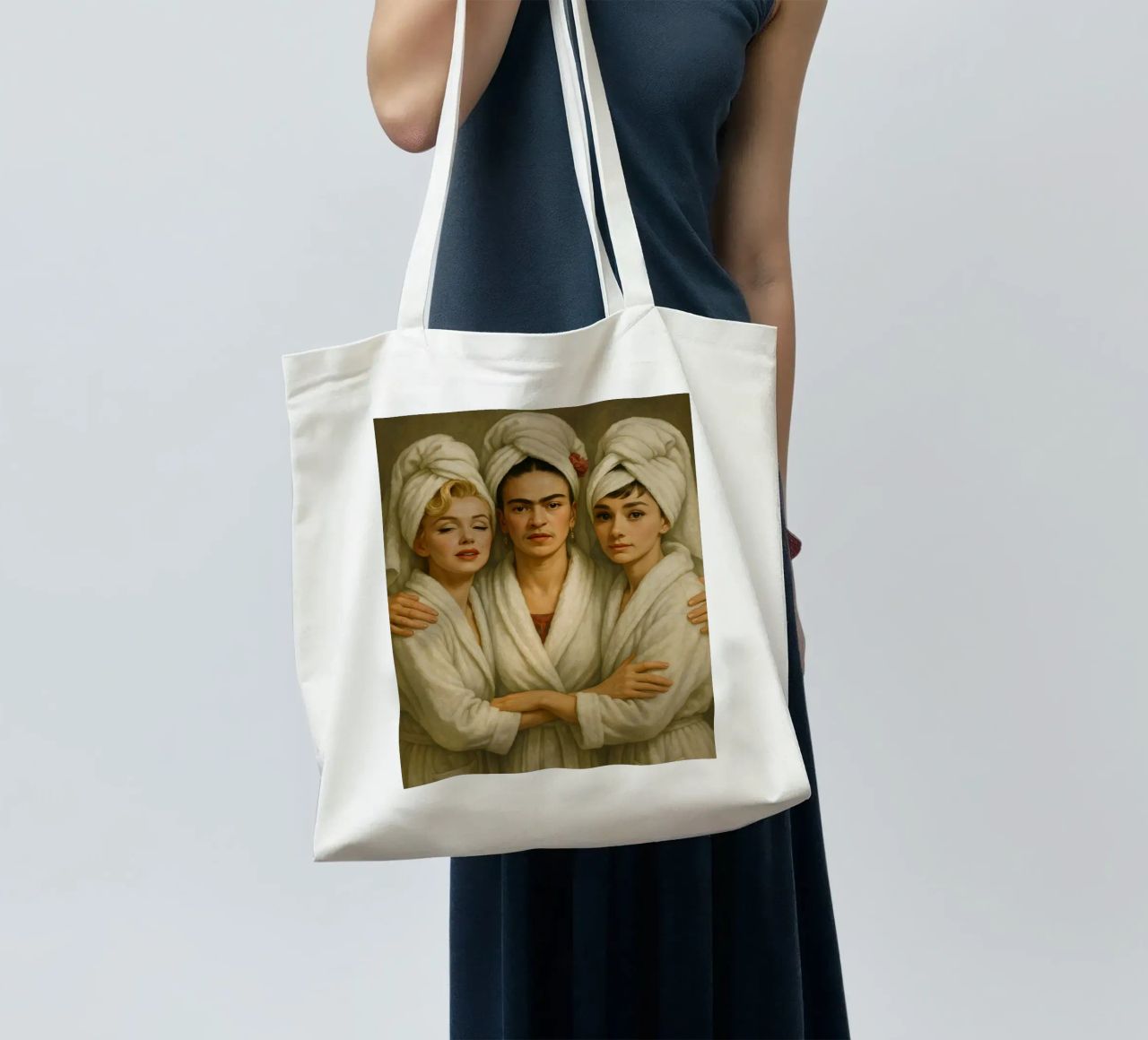 Marilyn Monroe Frida Kahlo Audrey Hepburn in accappatoio borsa in juta da ARTOMATIC