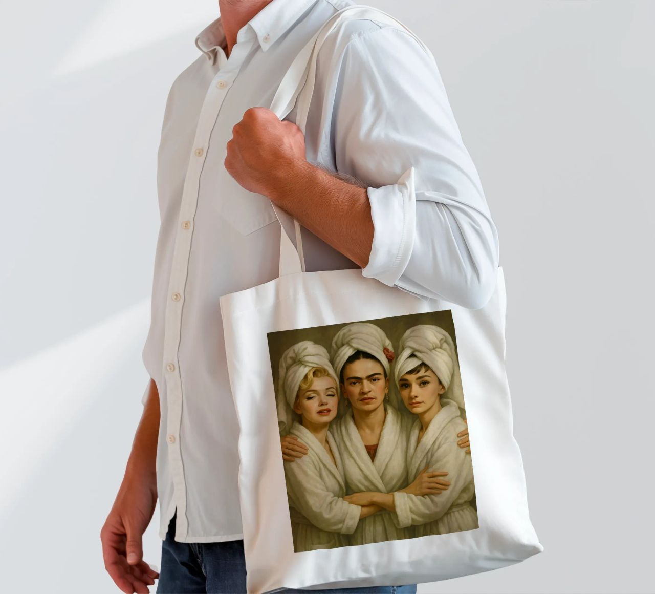 Marilyn Monroe Frida Kahlo Audrey Hepburn in accappatoio borsa in juta da ARTOMATIC