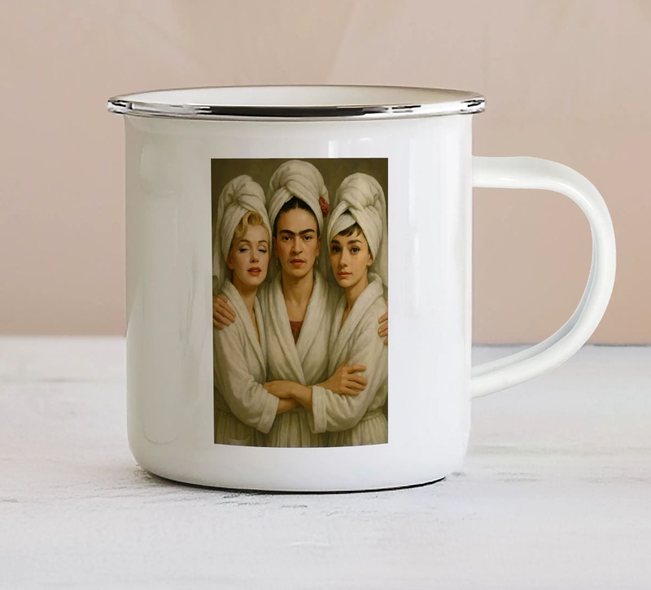 Marilyn Monroe Frida Kahlo Audrey Hepburn in accappatoio tazza in smalto da ARTOMATIC