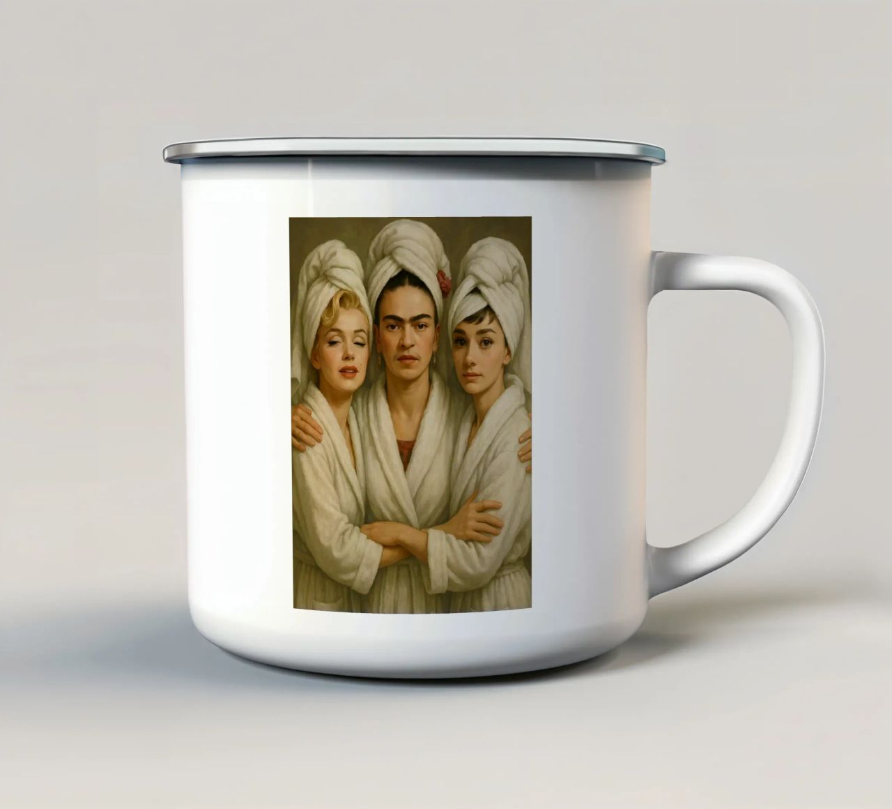 Marilyn Monroe Frida Kahlo Audrey Hepburn in accappatoio tazza in smalto da ARTOMATIC