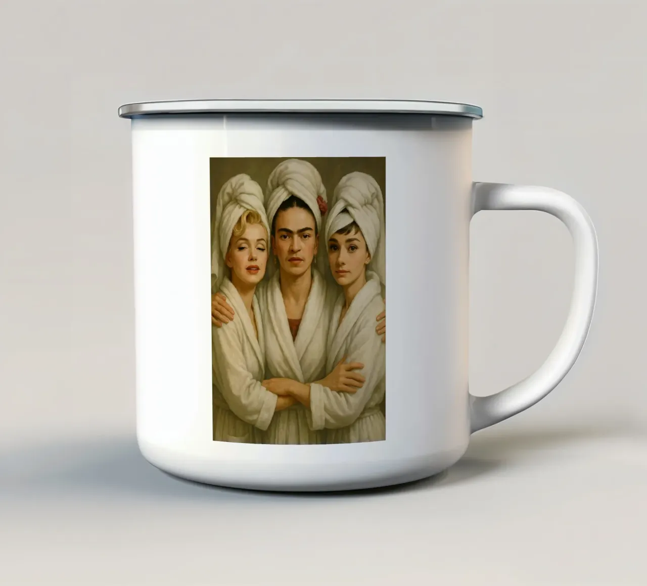 Marilyn Monroe Frida Kahlo Audrey Hepburn in accappatoio tazza in smalto da ARTOMATIC