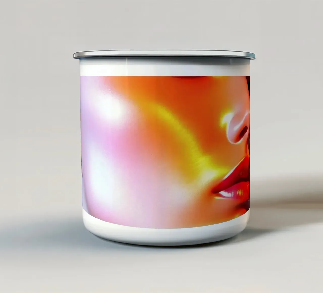 Stupefacente manichino che mostra vibranti riflessi di luce tazza in smalto da DesignDoodle