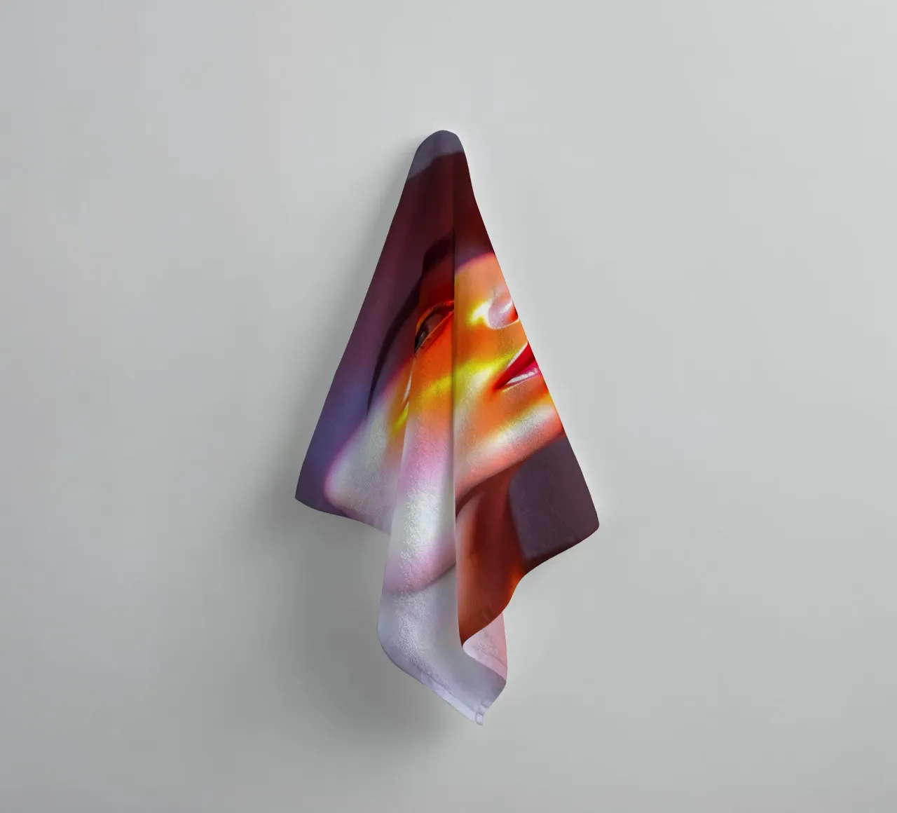 Impresionante maniquí que muestra vibrantes reflejos de luz toalla de baño de DesignDoodle