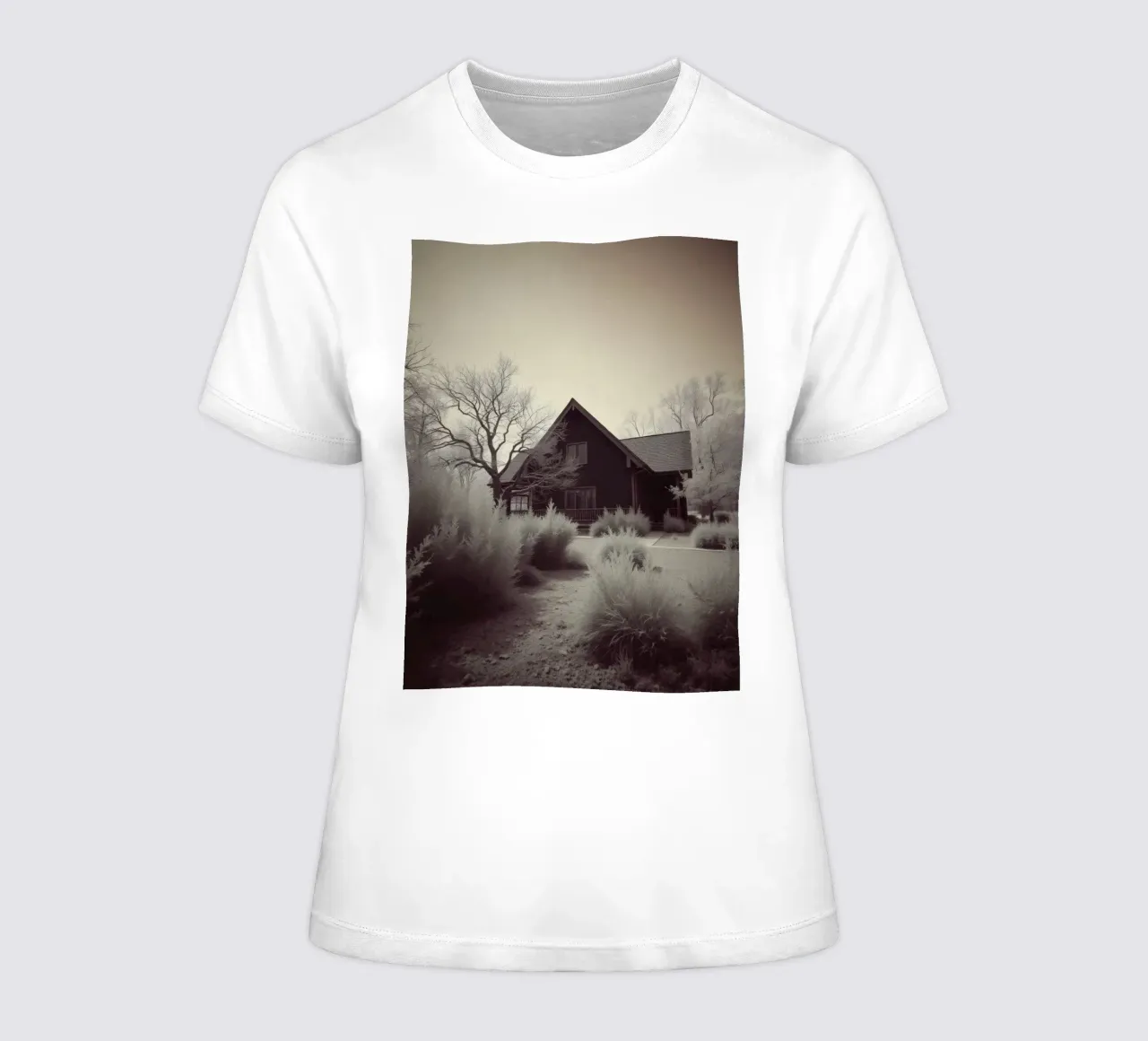 Incantevole casa in legno circondata dal fogliame in una zona tranquilla t-shirt da donna da DesignDoodle