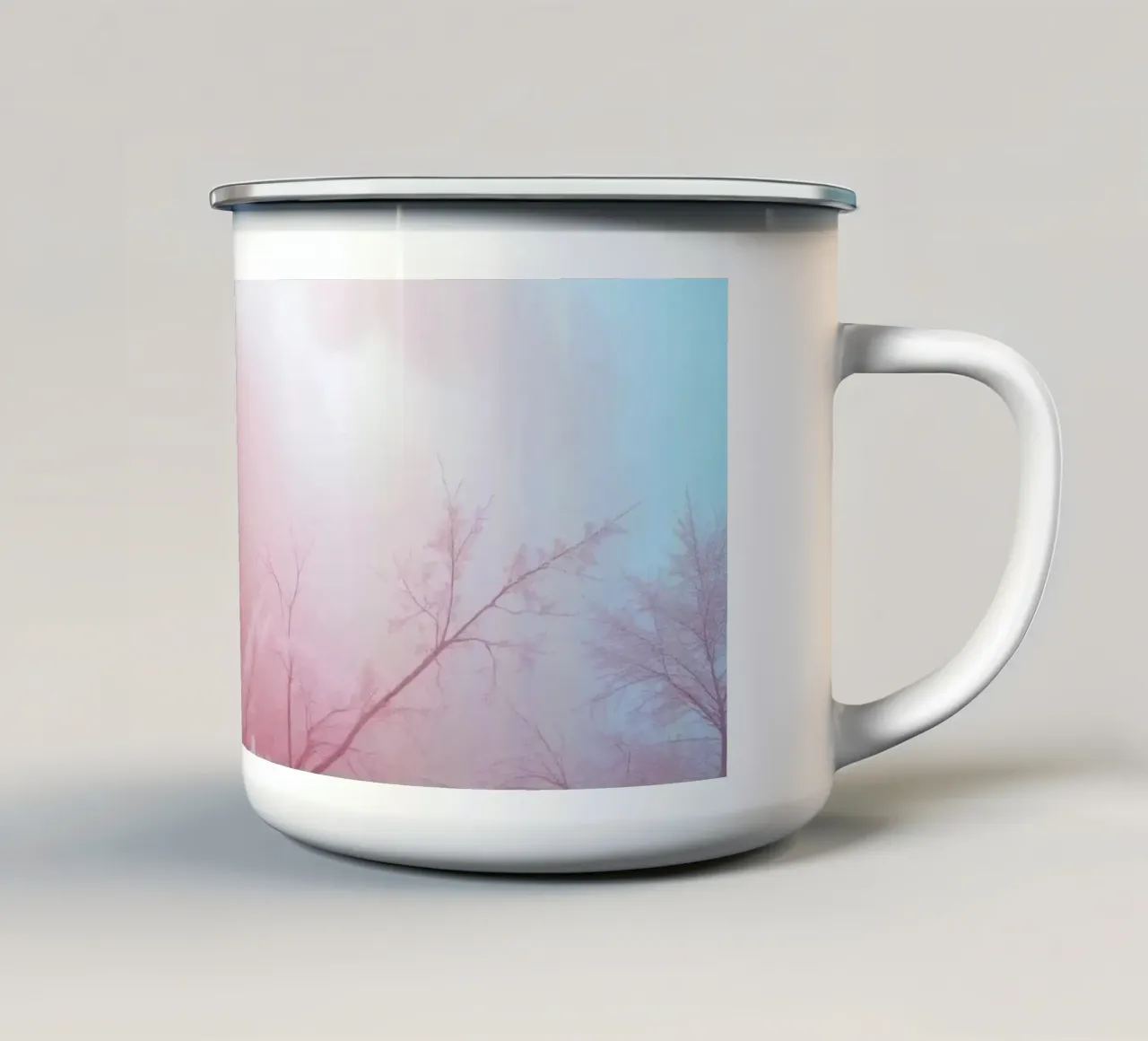 il paesaggio con il fogliame rosa e la nebbia all'alba crea un sogno tazza in smalto da DesignDoodle