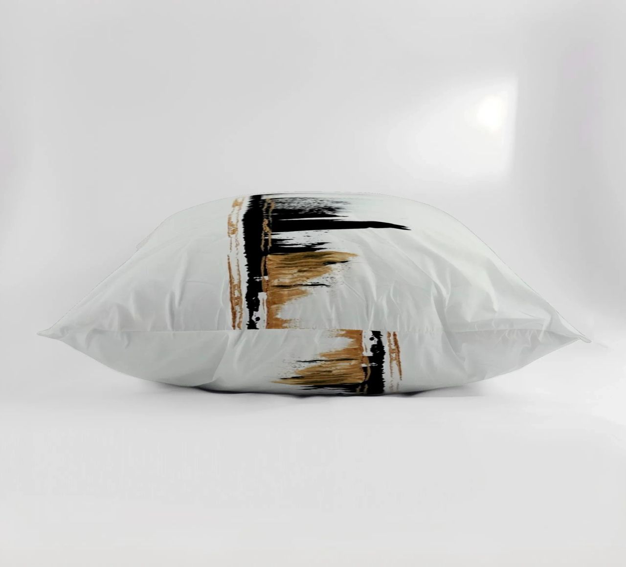 Gold And Black Minimal Abstract II cuscino da Ingrid Beddoes