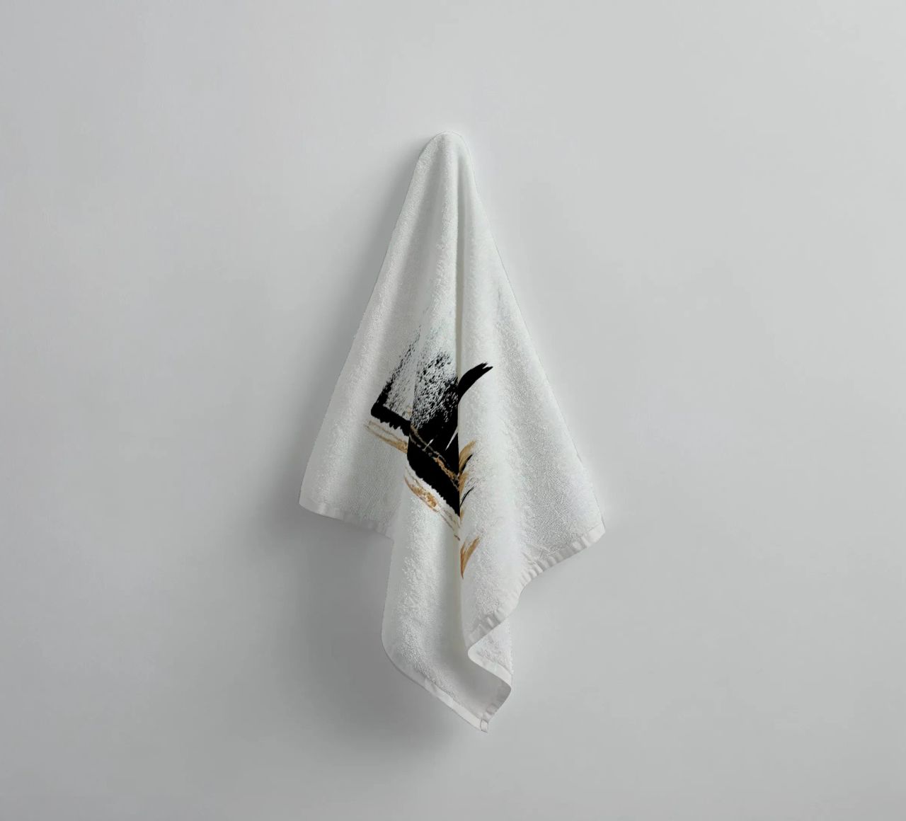 Gold And Black Minimal Abstract II asciugamano da bagno da Ingrid Beddoes