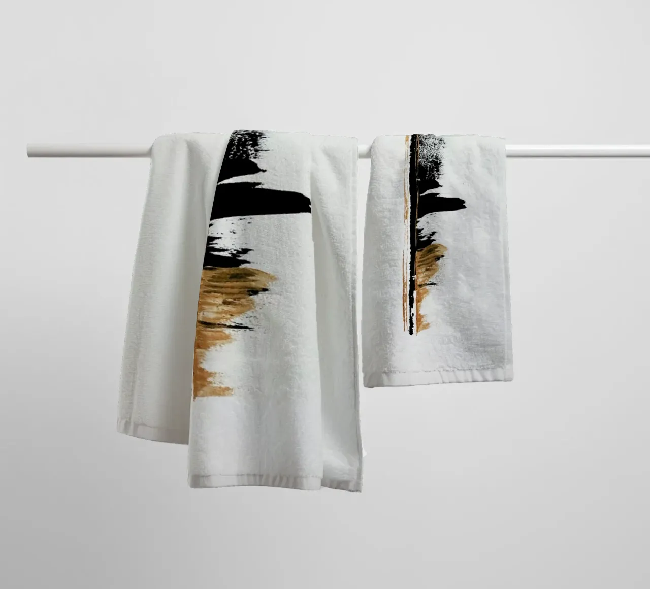 Gold And Black Minimal Abstract II asciugamano da bagno da Ingrid Beddoes