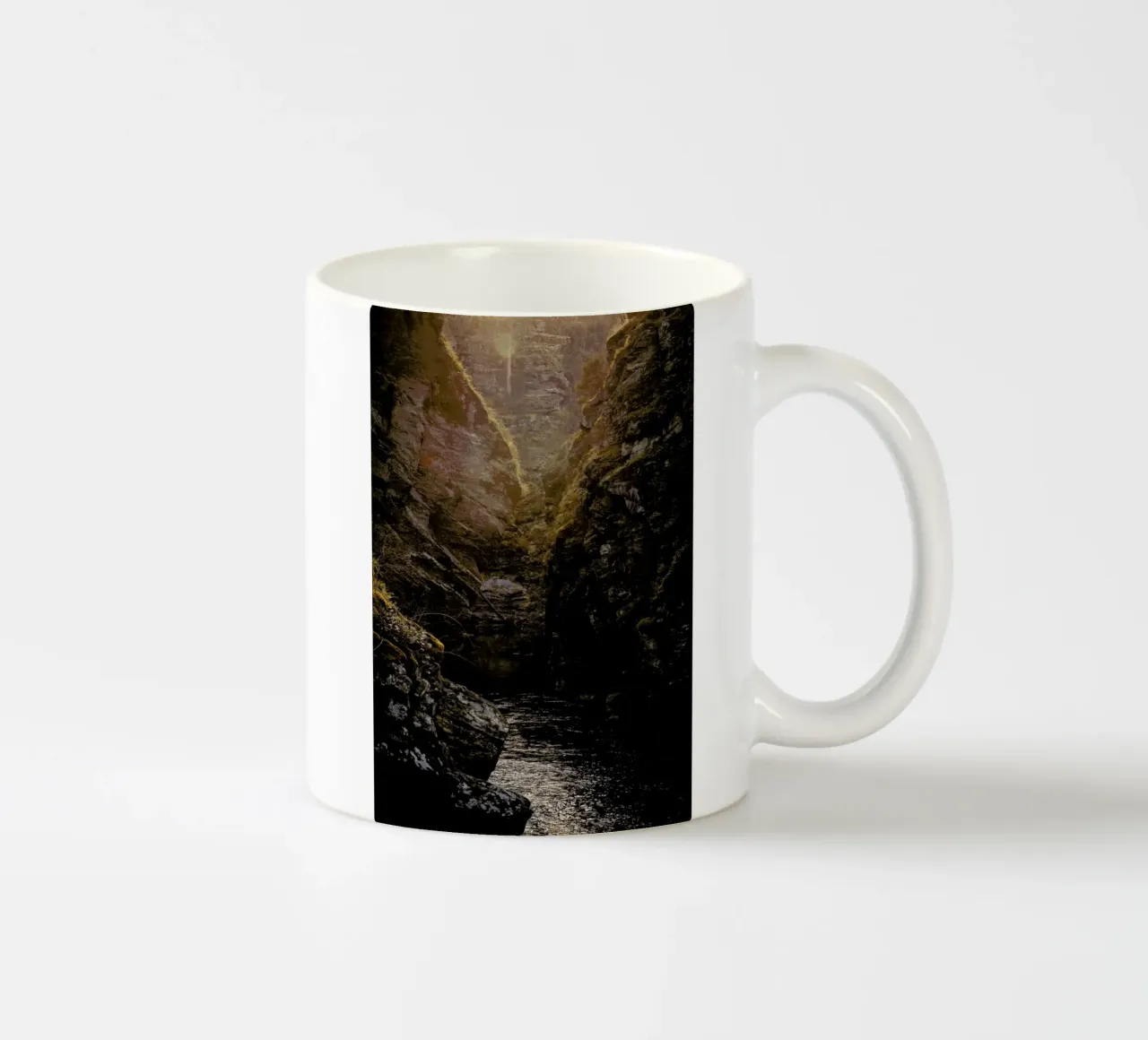 Golden Light tazza in ceramica da Ingrid Beddoes