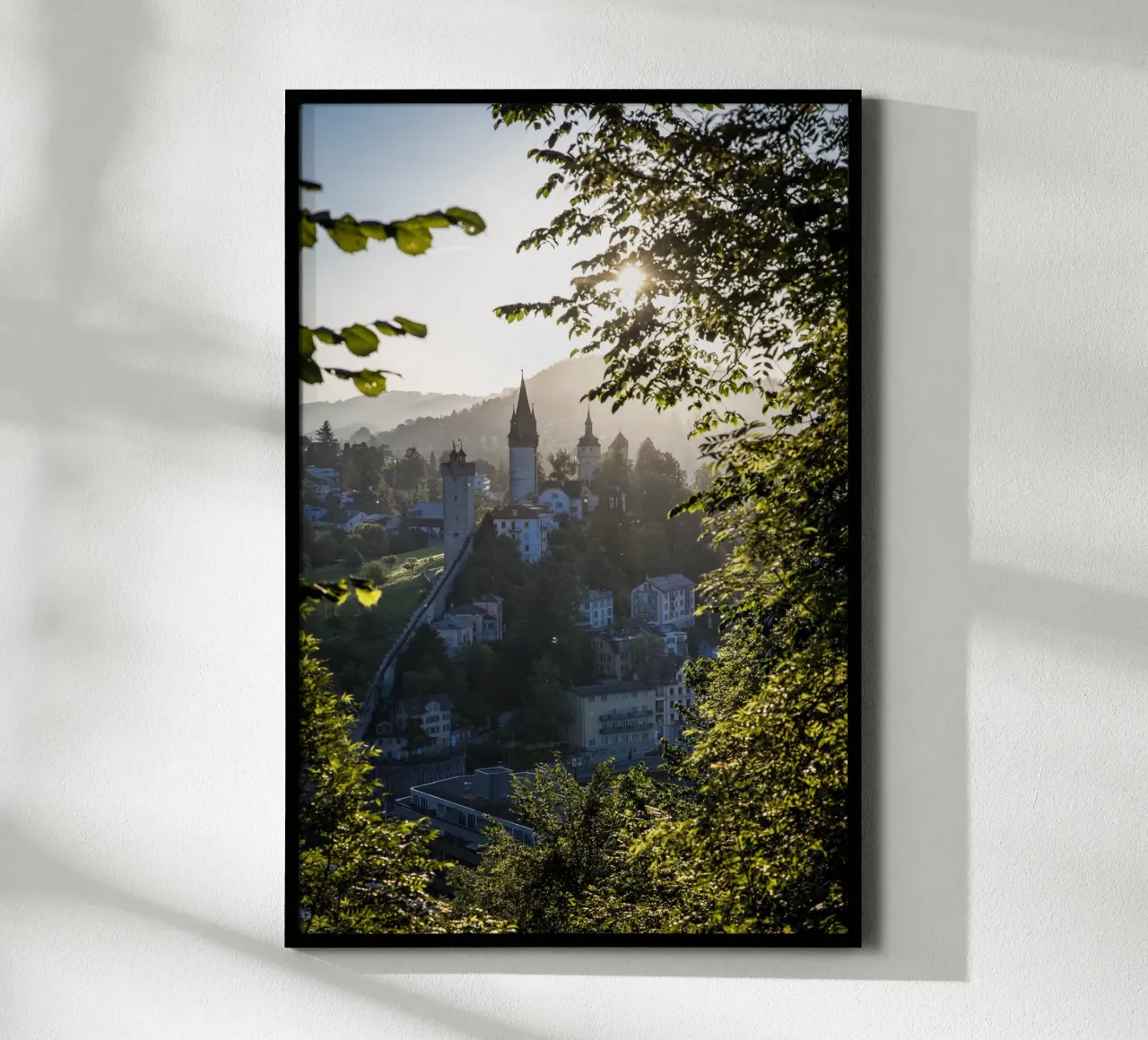 Il Museggmauer di Lucerna all'alba poster con telaio in alluminio da LucernePictures