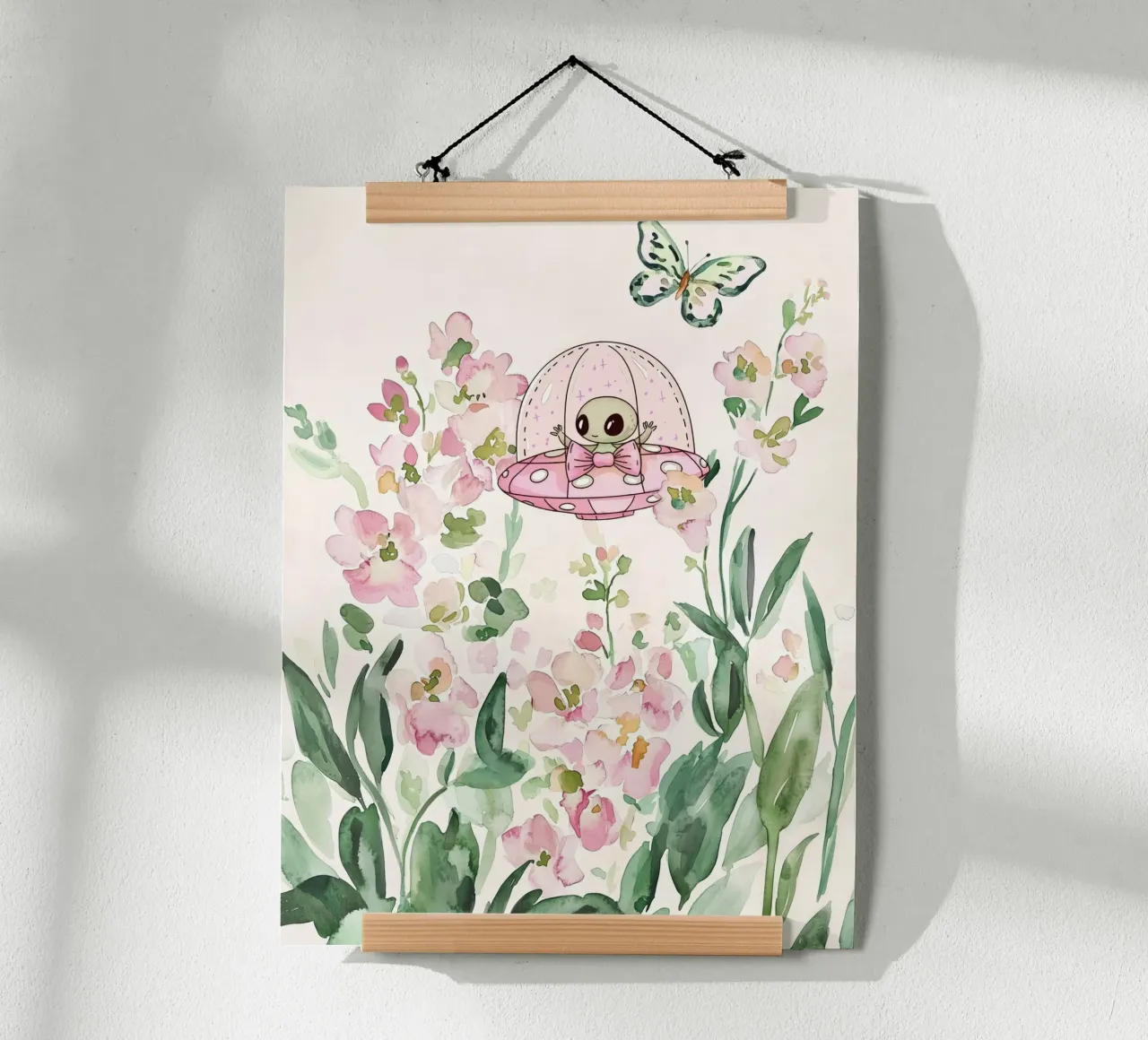 Alieno in rosa UFO tra fiori botanici Arte per bambini stravagante poster con telaio in legno da Gentle Echoes Art
