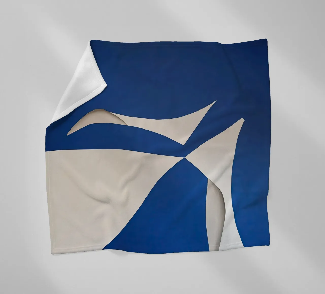 Forme astratte in bianco e blu coperta in pile da Artbyvo