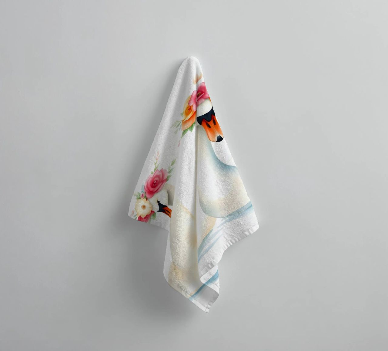 Zwanen met bloemkronen in meer badhanddoek van ARTOMATIC