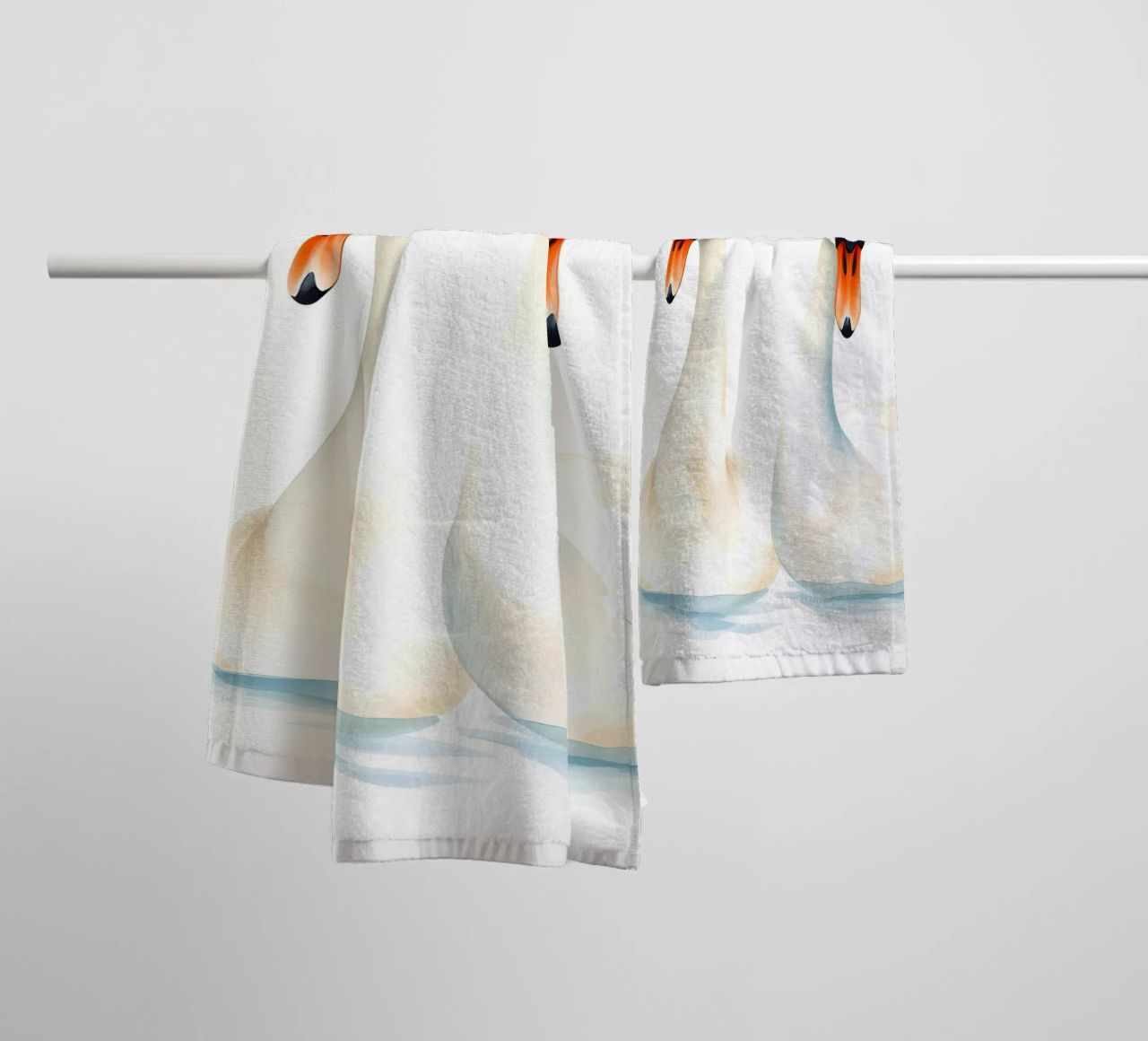 Zwanen met bloemkronen in meer badhanddoek van ARTOMATIC
