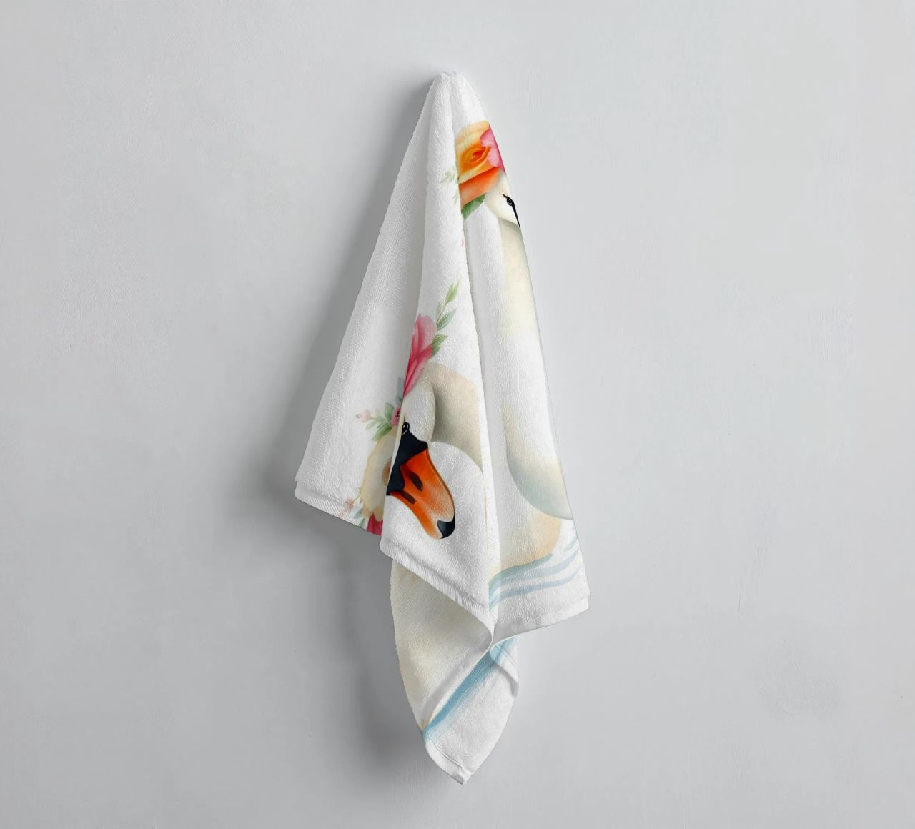 Zwanen met bloemkronen in meer badhanddoek van ARTOMATIC