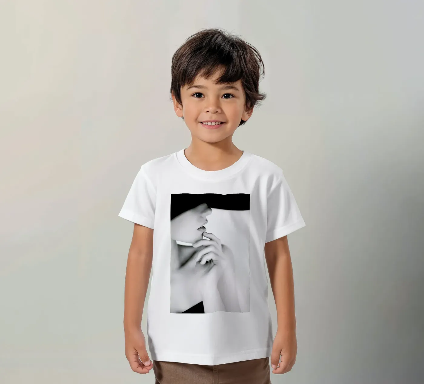 Pose kinder t-shirt van Runway Collective