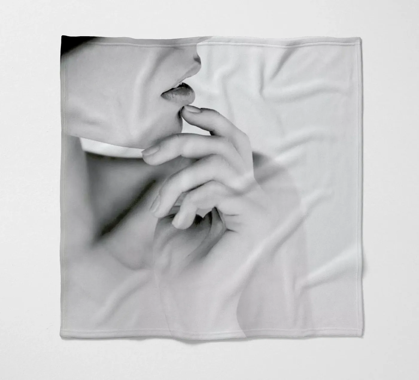 Pose Fleecedecke von Runway Collective