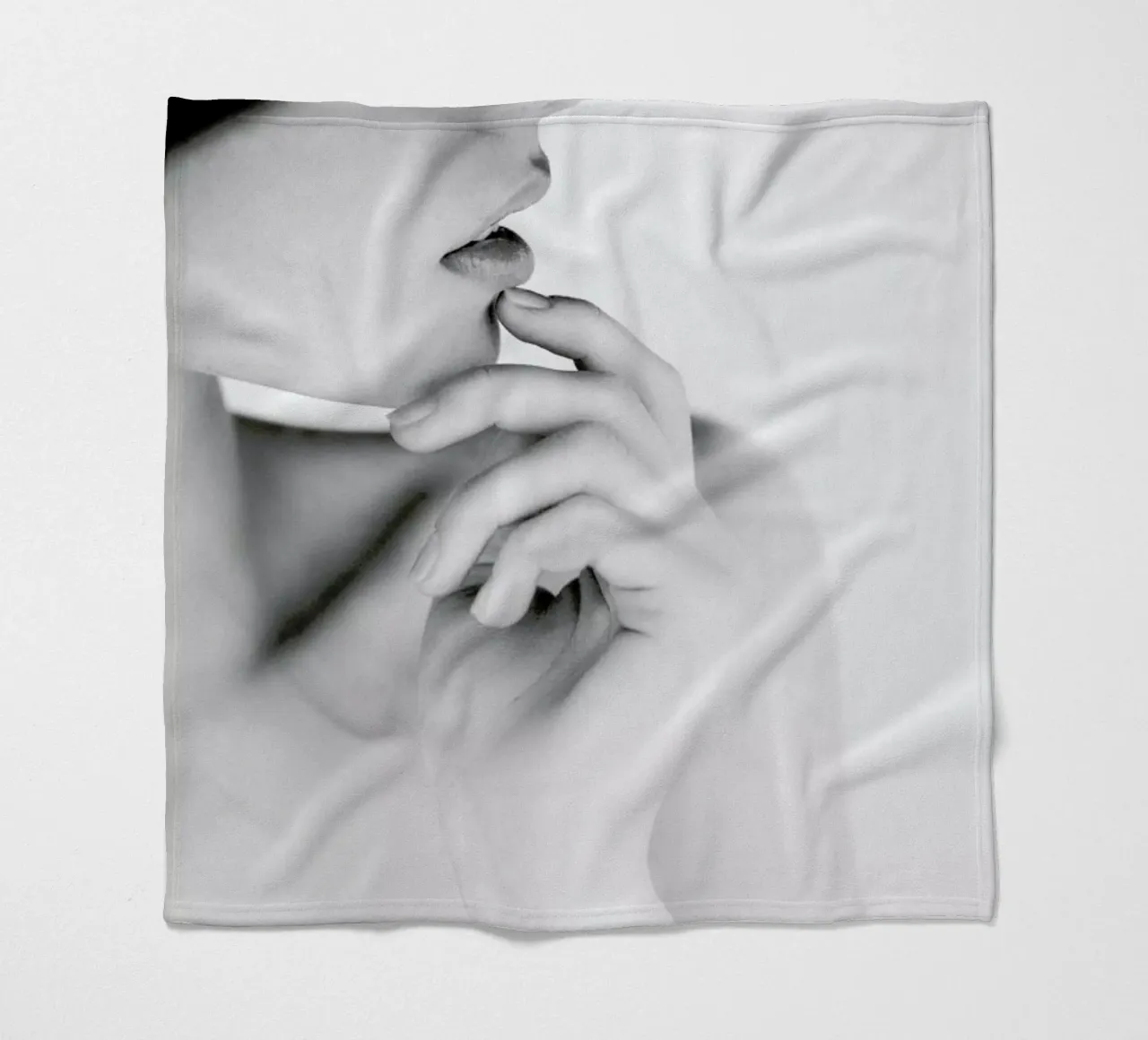 Pose Fleecedecke von Runway Collective