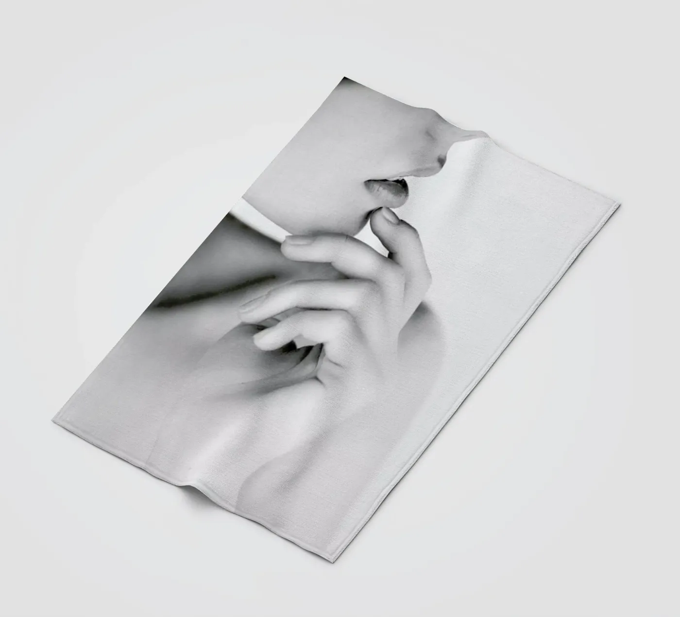 Pose Fleecedecke von Runway Collective