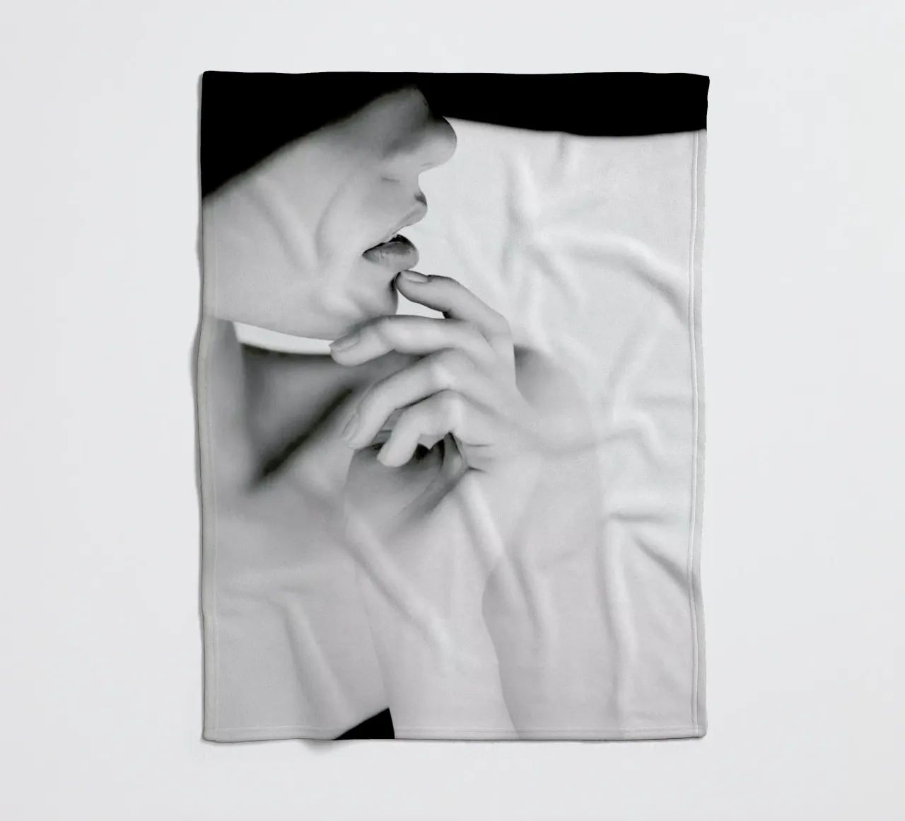 Pose Fleecedecke von Runway Collective