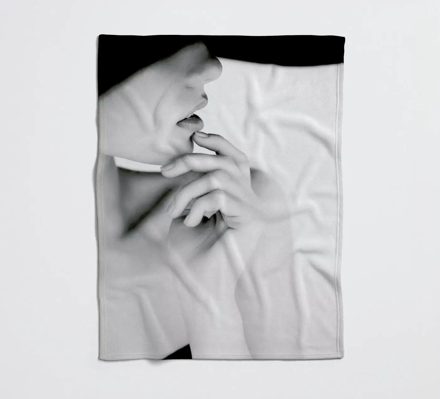 Pose Fleecedecke von Runway Collective