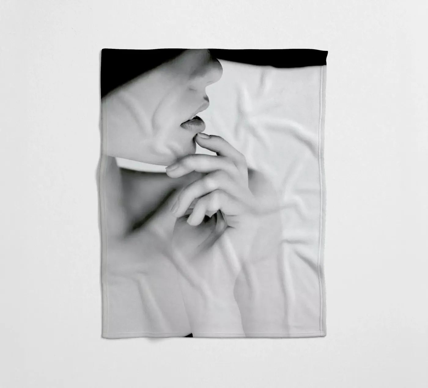 Pose Fleecedecke von Runway Collective