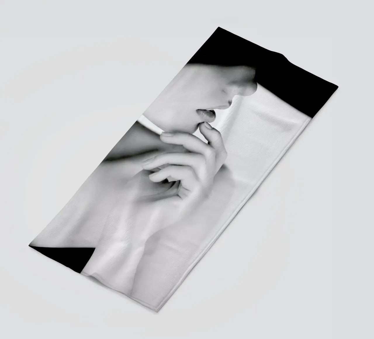 Pose Strandtuch von Runway Collective