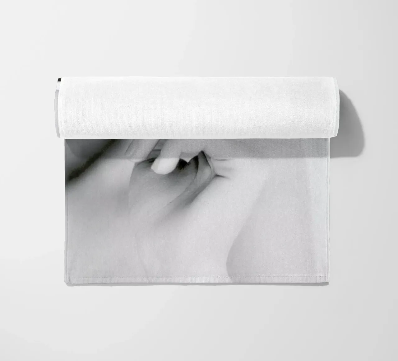 Pose Strandtuch von Runway Collective