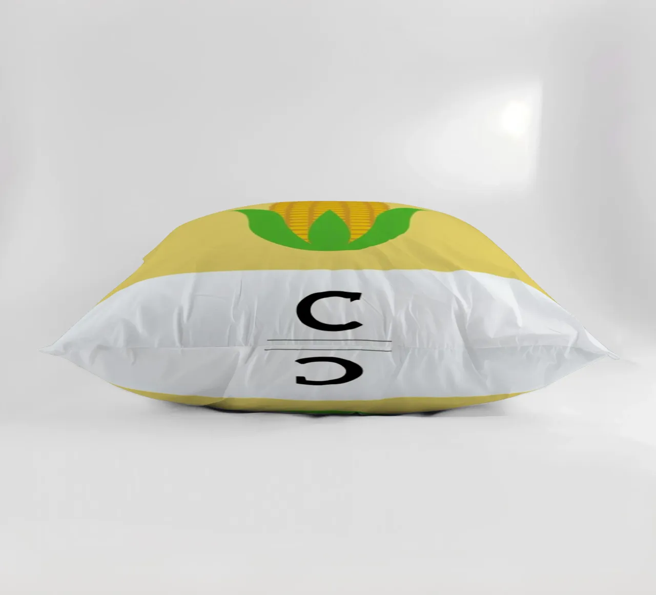 „The Food Alphabet“ - C like Corn cuscino da BLAEK Design Studio