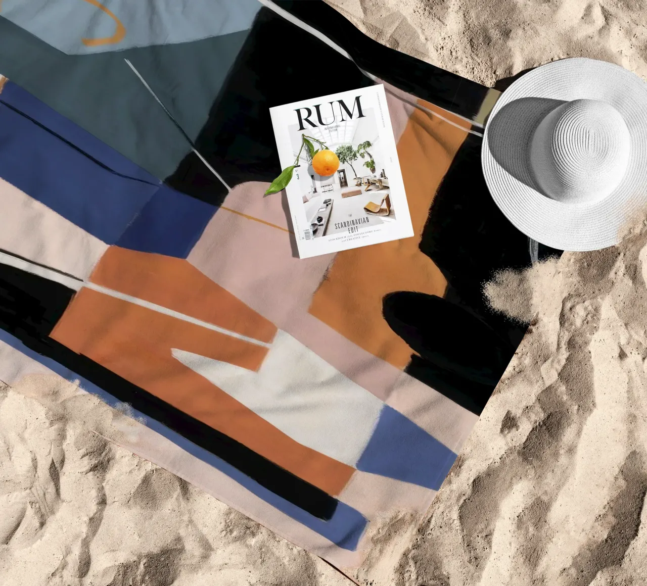 Essence spatiale fragmentée serviette de plage de Crimson Whisper