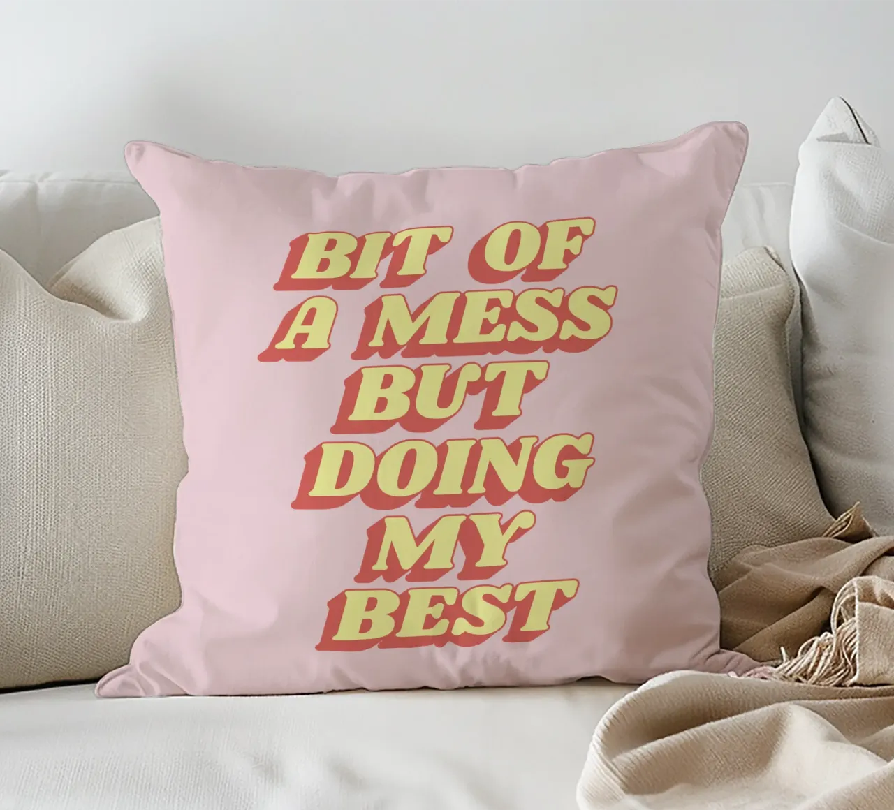 Imprimé typographique impertinent rose coussin de THE MOTIVATED TYPE