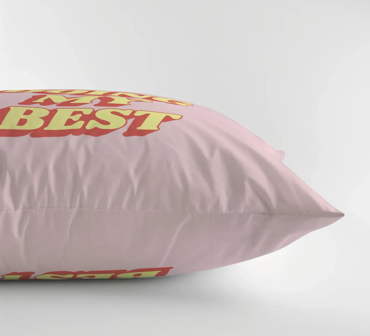 Imprimé typographique impertinent rose coussin de THE MOTIVATED TYPE