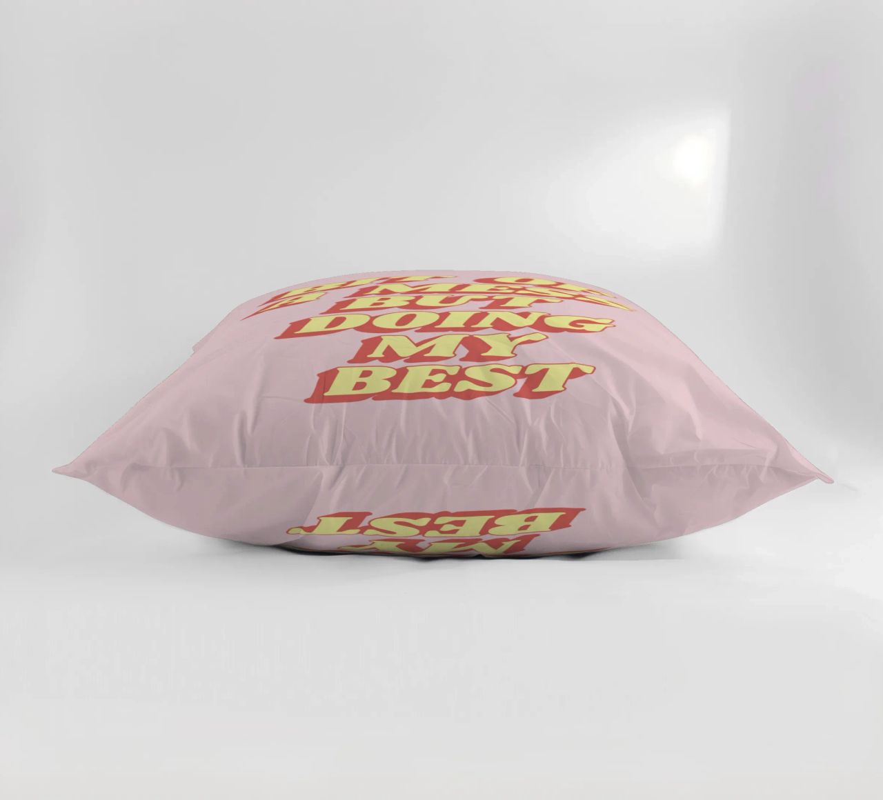 Un po' di disordine ma sto facendo del mio meglio Stampa tipografica sassosa Rosa cuscino da THE MOTIVATED TYPE
