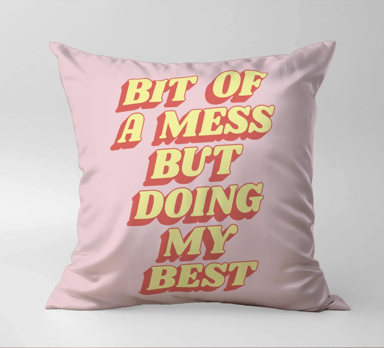 Un po' di disordine ma sto facendo del mio meglio Stampa tipografica sassosa Rosa cuscino da THE MOTIVATED TYPE