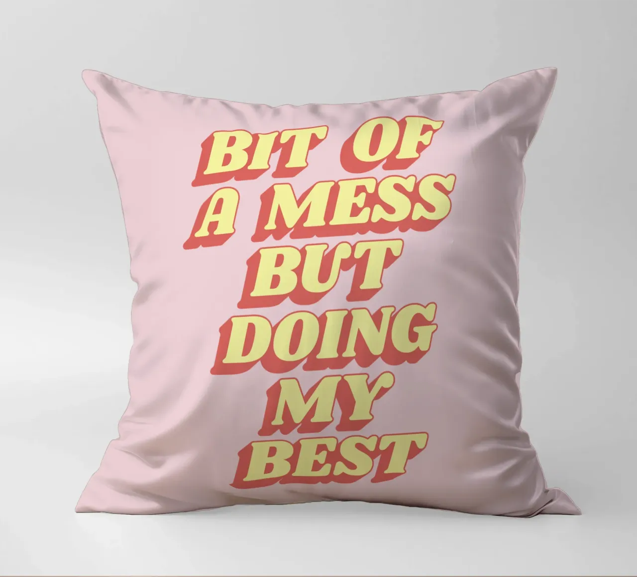 Imprimé typographique impertinent rose coussin de THE MOTIVATED TYPE