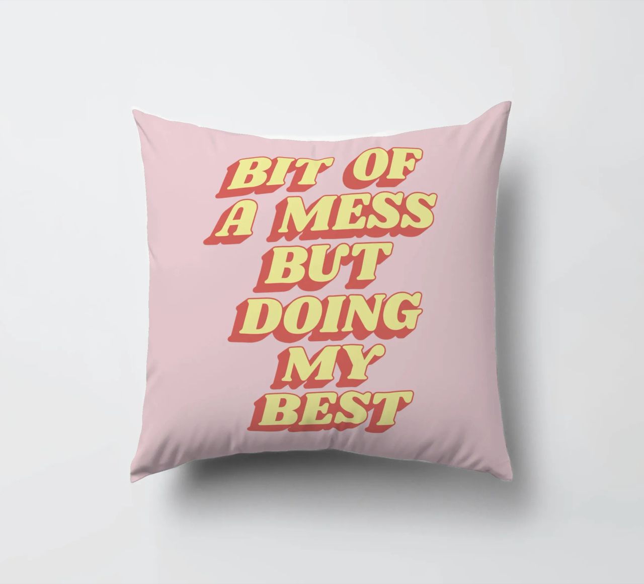Un po' di disordine ma sto facendo del mio meglio Stampa tipografica sassosa Rosa cuscino da THE MOTIVATED TYPE