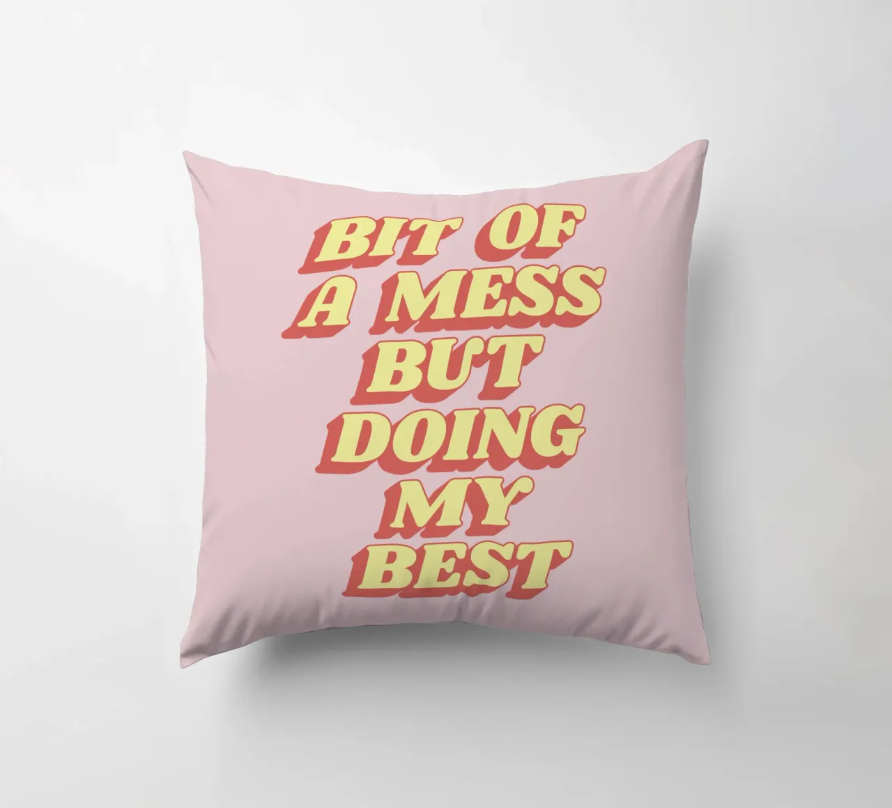 Bit of a Mess But Doing my Best Sassy Typography Print Rosa cojín de THE MOTIVATED TYPE