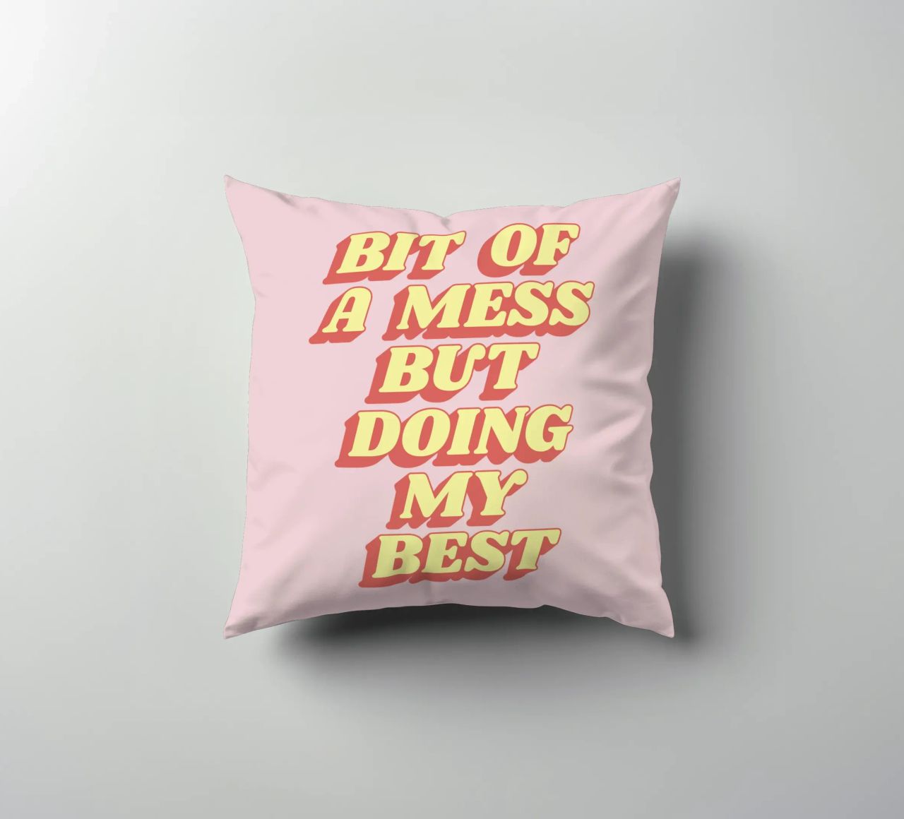 Un po' di disordine ma sto facendo del mio meglio Stampa tipografica sassosa Rosa cuscino da THE MOTIVATED TYPE