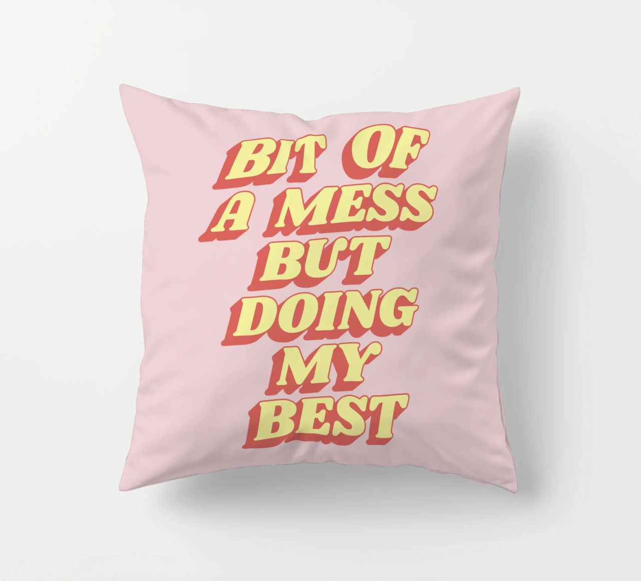 Un po' di disordine ma sto facendo del mio meglio Stampa tipografica sassosa Rosa cuscino da THE MOTIVATED TYPE